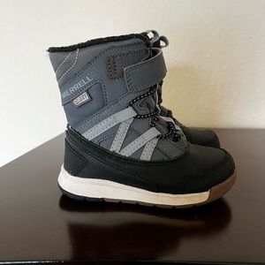 Toddler size 7 boots by Merrell. Very gently used.